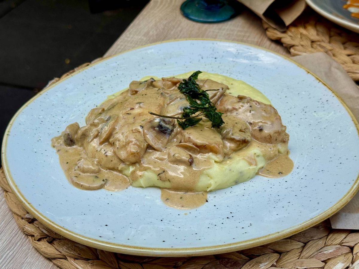 Piept de Pui cu Sos de Ciuperci si Hribi, Cartofi Piure cu Ulei de Trufe